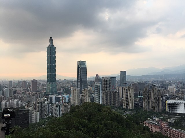 Небоскребы города Тайбэя, столицы Тайваня: https://en.wikipedia.org/wiki/Taiwan_Miracle#/media/File:Taipei_Skyline_2017.jpg