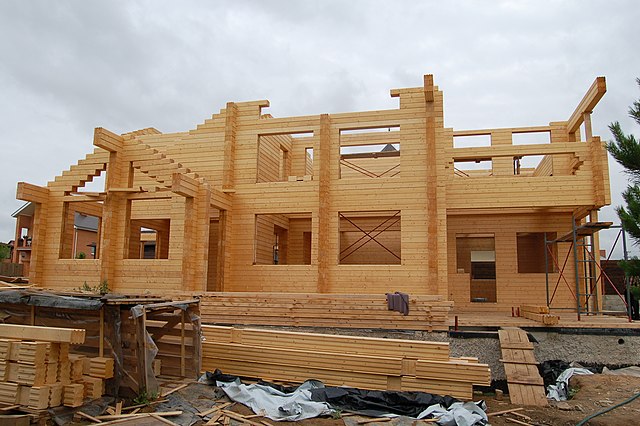Строительство деревянного дома, где основным материалом стен выступает клееный брус: https://ru.wikipedia.org/wiki/Клеёный_брус#/media/Файл:Возведение_дома_из_клееного_бруса1.jpg