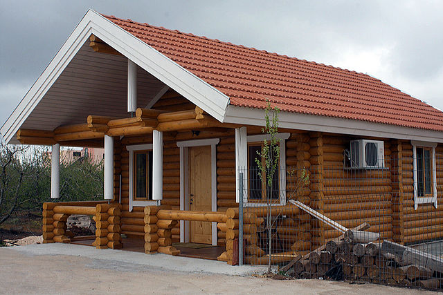 Одноэтажный дом из оцилиндрованного бревна: https://ru.wikipedia.org/wiki/Оцилиндрованное_бревно#/media/Файл:Zimmer-in-bukata.jpg