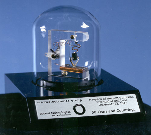    ,       : https://ru.wikipedia.org/wiki/#/media/:Replica-of-first-transistor.jpg