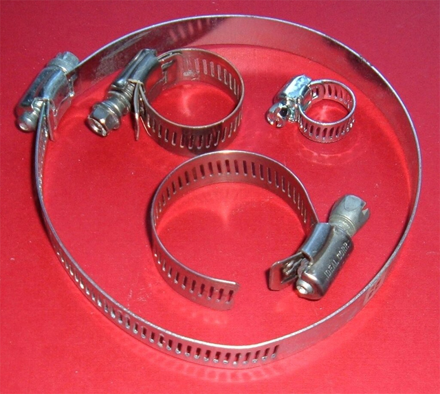 https://upload.wikimedia.org/wikipedia/commons/thumb/8/82/Hoseclamps.screw.agr.jpg/1024px-Hoseclamps.screw.agr.jpg