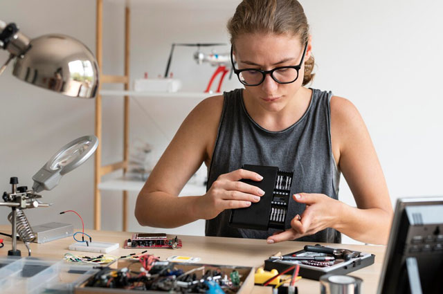    - https://img.freepik.com/free-photo/woman-working-her-workshop-creative-invention_23-2149067195.jpg?t=st=1744923604~exp=1744927204~hmac=22291699318c62591c154d7dc7eefba088939db71bd2d6a671e857c5a1fc3d1f&w=996
