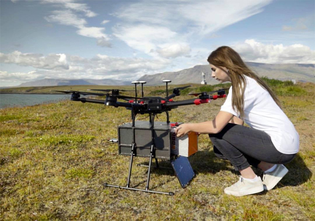 https://upload.wikimedia.org/wikipedia/commons/thumb/f/f7/Flytrex_drone_delivery.jpg/500px-Flytrex_drone_delivery.jpg