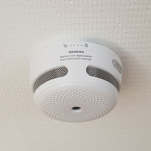    - https://upload.wikimedia.org/wikipedia/commons/thumb/8/81/Smoke_detector_Z.jpg/800px-Smoke_detector_Z.jpg